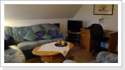 Das Wohnzimmer hat eine Schlafcouch für die 3te Person. Das Wohnzimmer hat eine Schlafcouch für die 3te Person.