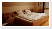 Doppelbett mit verstellbarem Lattenrost Doppelbett mit verstellbarem Lattenrost