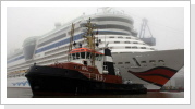 Das Schiff wird von Schleppern langsam bewegt. Das Schiff wird von Schleppern langsam bewegt.