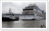 Das Schiff wird rückwärts von Schleppern gezogen. Das Schiff wird rückwärts von Schleppern gezogen.