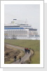 Über dem Deich ragt das Schiff gigantisch hoch. Über dem Deich ragt das Schiff gigantisch hoch.