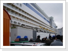 Hautnah schiebt sich das Schiff durch die Menschenmenge. Hautnah schiebt sich das Schiff durch die Menschenmenge.