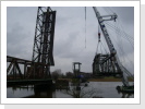 Stunden vor der Überführung wird von der Weener Brücke ein Teil herraus gehoben. Stunden vor der Überführung wird von der Weener Brücke ein Teil herraus gehoben.