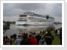 Lansam nähert sich das Schiff dem Nadelöhr. Lansam nähert sich das Schiff dem Nadelöhr.