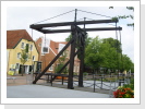 Die ca. 54 km Kanäle von Papenburg haben viele verschiedene Brücken. Die ca. 54 km Kanäle von Papenburg haben viele verschiedene Brücken.