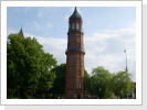 Der historische "Alte Turm" am Obenende (Zentrum Nr. 2) erinnert an die Glanzzeiten der Papenburger Seefahrt. Der historische "Alte Turm" am Obenende (Zentrum Nr. 2) erinnert an die Glanzzeiten der Papenburger Seefahrt.